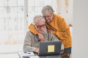 15 Best Side Hustles for Retirees Make an Extra $1000 Per Month